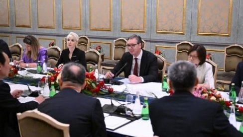 VUČIĆ SA PREDSTAVNICIMA KINESKIH KOMPANIJA: Važni sastanci u Pekingu (FOTO)
