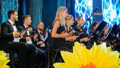 STIŽU MUZIKANTI SA SVIH MERIDIJANA : U susret svetskom festivalu tamburaške muzike u Novom Sadu