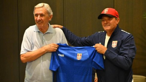 БРАТСКА РУКА И ПОДРШКА: Кошаркашка репрезентација Србије дочекала фудбалску репрезентацију у Риги