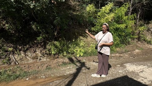 МИСТЕРИОЗНА ВОДА КОЈА ИЗБИЈА ИЗ ЗЕМЉЕ У ДОЊОЈ ВРЕЖИНИ КОД НИША НИЈЕ ИЗ ГРАДСКЕ МРЕЖЕ, АЛИ ОЗБИЉНО ПРЕТИ   Стрепе од клизишта