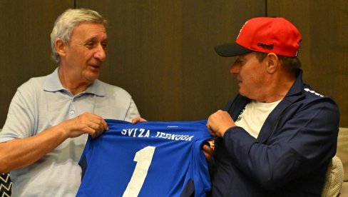 ЈУЖЊАЧКА ПОСЛА! Ево шта је Пикси донео Пешићу и кошаркашима: Па, да се окрепе мало... (ФОТО)