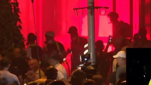 БЛОКАДЕРИ ПАЛЕ ФИЛОЗОФСКИ ФАКУЛТЕТ: Људи су унутра - хорор у Новом Саду (ФОТО)