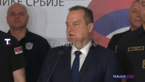 ŠTA ĆE NJIMA PIŠTOLJ? NAĆI ĆEMO ONOG KO JE TO URADIO Direktor policije Vasiljević o nasilju blokadera u Novom Sadu: Policija je brutalno n