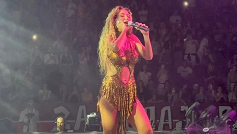 СПРЕМИТЕ СЕ, УЖИВО СНИМАМО СПОТ: Теа Таировић у Крагујевцу премијерно извела нову песму Шеки, шеки, а на концерт стигла на мотору (ФОТО)