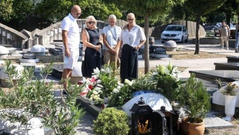 ПОРОДИЦА ПОСЕТИЛА ЊЕГОВУ ВЕЧНУ КУЋУ: Данас би Шабан Шаулић прославио 74. рођендан - бели венац у облику срца на гробу (ФОТО)