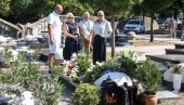 PORODICA POSETILA NJEGOVU VEČNU KUĆU: Danas bi Šaban Šaulić proslavio 74. rođendan - beli venac u obliku srca na grobu (FOTO)