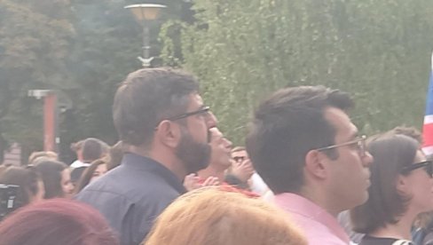 ПОЛИТИЧАРИ ЈЕДАН ПОРЕД ДРУГОГ: Лазовић и Веселиновић на блокадерском геј прајду