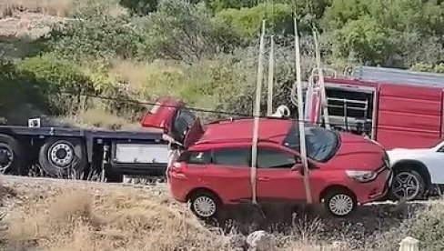 DRAMA NA JADRANU: Auto se survao niz liticu, zaustavio se par metara od kafića punog ljudi (VIDEO)