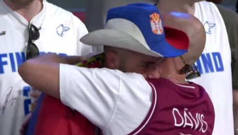 СРБЕ НИКО НИЈЕ МОГАО ДА УТЕШИ: Навијачима Србије у Риги прилазили странци после шокантног пораза... (ВИДЕО)