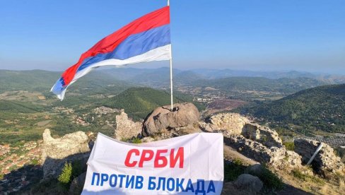 VELIČANSTVENO - Na zvečanskoj tvrđavi i brdu Kamilja u Leposaviću osvanuli ogromni transparenti “Srbi protiv blokada”! (FOTO/VIDEO)