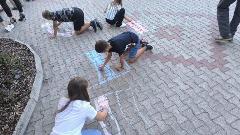 НАЈМЛАЂИ ЦРТАЈУ НА АСФАЛТУ: Лепе слике са скупа грађана против блокада у Старој Пазови (ФОТО)