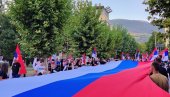 ВРАЊАНЦИ РАЗВИЛИ ЗАСТАВУ ДУГУ 100 МЕТАРА: Грађани устали против блокада! (ФОТО/ВИДЕО)