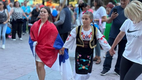 VESELO U KRALJEVU: Građani zaigrali kolo na skupu protiv blokada (FOTO/VIDEO)