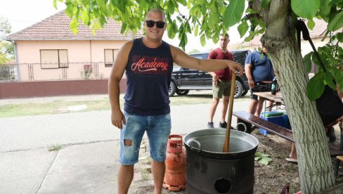 УЗ УКУСАН ГУЛАШ ИЗ КОТЛИЋА СВЕ ВЕСЕЛИЈЕ: Слава села Торак у општини Житиште