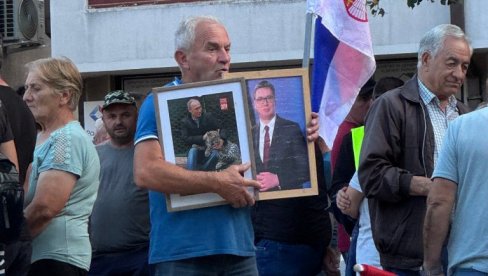 SLIKA IZ IVANJICE: Gospodin na skup protiv blokada poneo fotografije Vučića i Putina (FOTO)