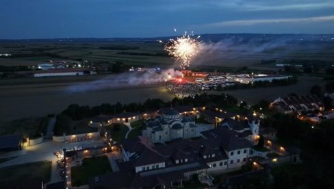 МОЋНИ СНИМЦИ ИЗ НОВОГ САДА: Ватромет украсио небо на скупу против блокада (ВИДЕО)