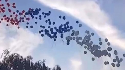 ПРЕЛЕП ПРИЗОР У БОРЧИ: Небо прекрили балони у бојама српске тробојке - хиљаде грађана против блокада (ВИДЕО)