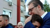 SKUP PROTIV BLOKADA: Vučić zagrlio dečaka iz Borče (FOTO)