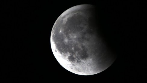 ПОГЛЕДАЈТЕ ПОМРАЧЕЊЕ МЕСЕЦА ИЗНАД СРБИЈЕ: Спектакл на небу који сви могу да посматрају голим оком (ФОТО/ВИДЕО)