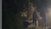 (УЗНЕМИРУЈУЋИ ВИДЕО) Тинејџери изболи човека ножем