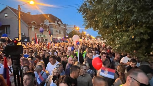 НЕЋЕМО ВИШЕ ДА ТРПИМО БЛОКАДЕ И НАСИЉЕ: Грађани јасни - Србија је устала (ВИДЕО)