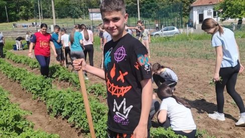 POSLE ČASOVA SADE POVRĆE, ŠIJU, UČE JEZIKE... Nastavlja se projekat obogaćenog jednosmenskog rada u 428 osnovnih i srednjih škola