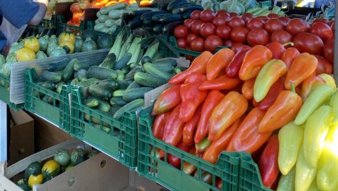 КРАЉИЦА ЗИМНИЦЕ 300 ДИНАРА ЗА КИЛОГРАМ: богата понуда поврћа и воћа на пијацама, паприка у првом плану