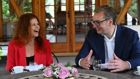 РАЗГОВОР УЗ КАФУ И КРОФНЕ Вучић: Задовољство ми је што сам угостио холивудску глумицу Лолиту Давидовић и њеног супруга