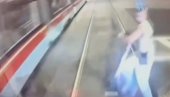 (УЗНЕМИРУЈУЋИ ВИДЕО) Младић на електричном тротинету налетео на трамвај и погинуо