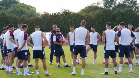 SRBI ZA ENGLEZE SPREMAJU - MAGIJU? Evo šta se dešavalo na poslednjem treningu Piksijevih orlova (FOTO)