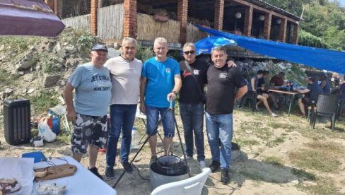 РИБИЈАДА ОКУПИЛА 26 ЕКИПА: Завршено такмичење у спремању рибље чорбе