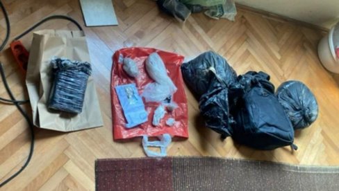 ПОЛИЦИЈА ПРЕТРЕСЛА СТАНОВЕ И АУТОМОБИЛЕ У БЕОГРАДУ: Ухапшена два дилера (ФОТО)