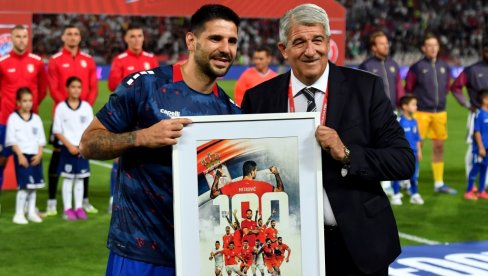 ВРЕДНО ПРИЗНАЊЕ: Александар Митровић пред меч са Енглеском добио специјалну медаљу