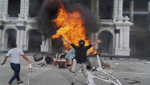 НЕПАЛ У ПЛАМЕНУ, ЕКСПЕРТИ ОТКРИЛИ ШТА СЕ ДЕШАВА: Обојене револуције постају интернет револуције