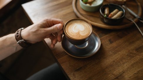 NUTRICIONISTI UPOZORAVAJU: Kafu nikada ne treba kombinovati sa ovom namirnicom