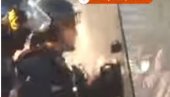 SUZAVAC PO FACAMA SREDNJOŠKOLACA: Demokratija francuske policije (VIDEO)