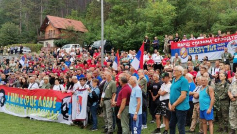 VOZUĆANI ČUVAJU SEĆANJE NA PROTERANE SRBE: Maršom Stazama egzodusa, obeleženo 30 godina od progona meštana