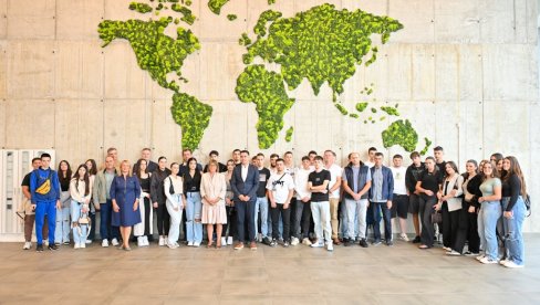 МАЈА ГОЈКОВИЋ СА СРЕДЊОШКОЛЦИМА ИЗ СРПСКИХ СРЕДИНА НА КОСМЕТУ, У НОВОСАДСКОМ НТП   Добро дошли у матицу