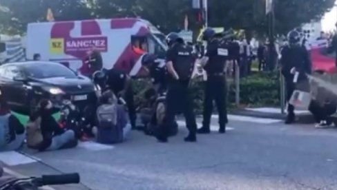 OVAKO TO RADI EU POLICIJA: Direktno biber sprej u oči i devojkama i muškarcima - Pa neka probaju da blokiraju saobraćaj! (VIDEO)