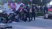 OVAKO TO RADI EU POLICIJA: Direktno biber sprej u oči i devojkama i muškarcima - Pa neka probaju da blokiraju saobraćaj! (VIDEO)