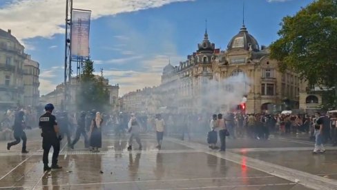 РЕСТОРАН У ПЛАМЕНУ: Ватрогасци се боре са ватром усред протеста -  Хаос у Паризу се наставља (ВИДЕО)