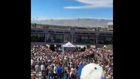 ПРВИ СНИМАК: Овако је упуцан Трампов сарадник Чарли Кирк у Јути (ВИДЕО)