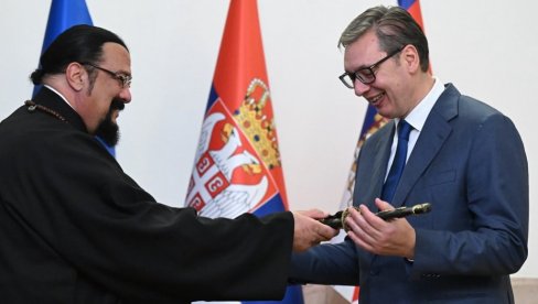 VUČIĆ UGOSTIO STIVENA SIGALA: NJegovo opredeljenje da Srbiju doživljava kao svoju drugu domovinu, nama predstavlja veliku čast (VIDEO)