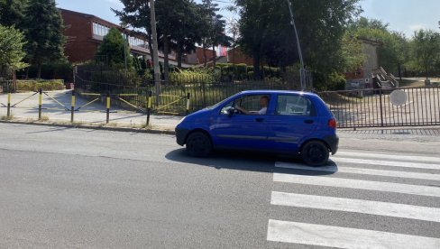 BRZA VOŽNJA UGROŽAVA ĐAKE: Zbog radova u Ulici kralja Petra Prvog skinuti usporivači kod   OŠ Aleksa Šantić