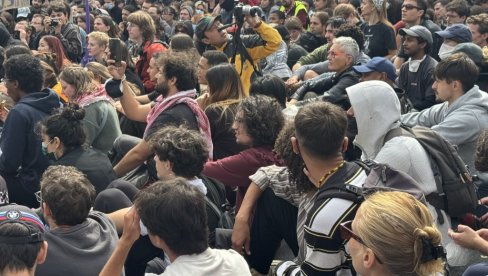 LEKORNIJEVO ŽONGLIRANJE ZA OPSTANAK: U Parizu i drugim gradovima čiste tragove od protesta i već se spremaju za novo okupljanje