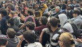 ЛЕКОРНИЈЕВО ЖОНГЛИРАЊЕ ЗА ОПСТАНАК: У Паризу и другим градовима чисте трагове од протеста и већ се спремају за ново окупљање