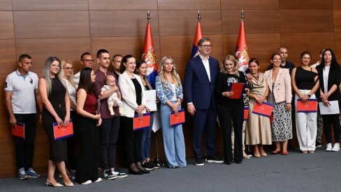 ДОБРОДОШЛИ СВОЈОЈ КУЋИ, ПОНОСНИ СМО НА ВАС: Вучић уручио уговоре медицинским радницима који су се из иностранства вратили у Србију