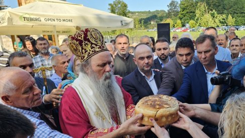 ВЕРА БРАЋУ СПАЈА: Митрополит Фотије на слави руског манастира у угљевику