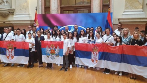 ДЕЦА ИЗ РЕПУБЛИКЕ СРПСКЕ У СРБИЈИ: Јединство у част тробојке и 150 година Невесињске пушке