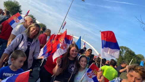 НОВИ САД ПРОТИВ БЛОКАДА: Доста нам је насиља, желимо нормалан живот (ВИДЕО)